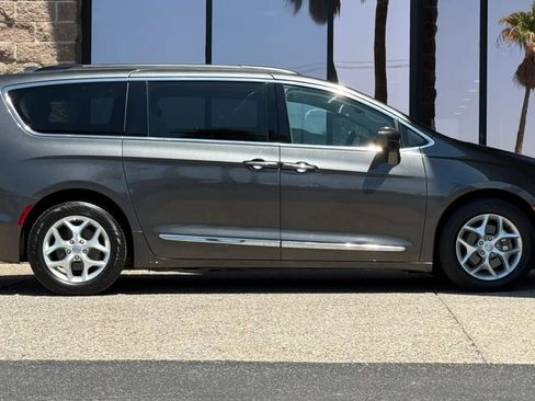 Used 2017 Chrysler Pacifica Touring-L w/ Tire & Wheel Group FWD image 15