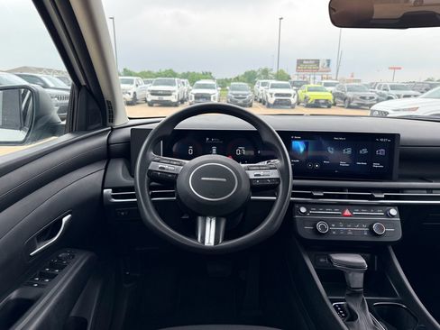 Used 2025 Hyundai Tucson SE FWD image 14