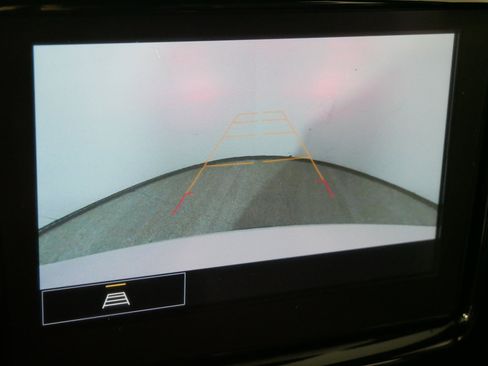 Used 2023 Chevrolet Traverse LT image 32