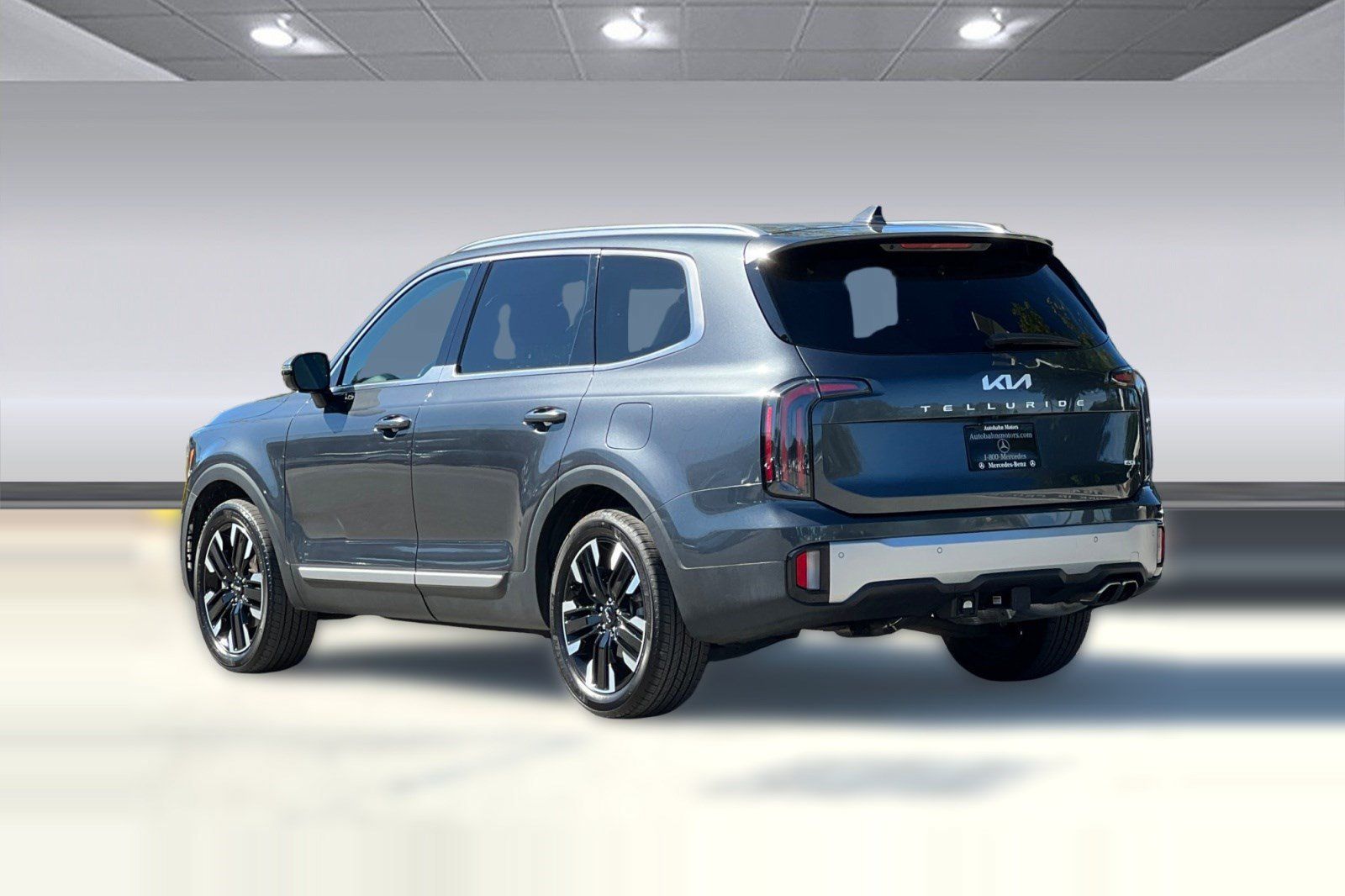 Used 2024 Kia Telluride SX Prestige w/ Towing Package AWD/4WD image 3