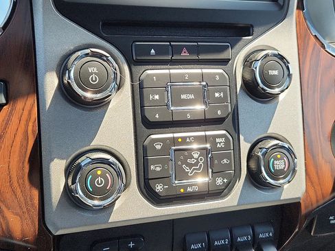Used 2015 Ford F250 Lariat w/ Lariat Ultimate Package AWD/4WD image 16
