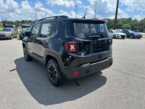 Used 2023 Jeep Renegade Latitude AWD/4WD image 3