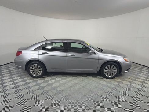 Used 2013 Chrysler 200 Touring FWD image 4