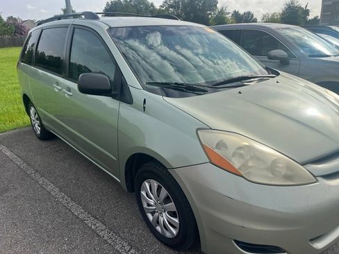Used 2010 Toyota Sienna LE FWD image 2