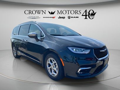 Used 2023 Chrysler Pacifica Limited w/ Uconnect Theater Family Group