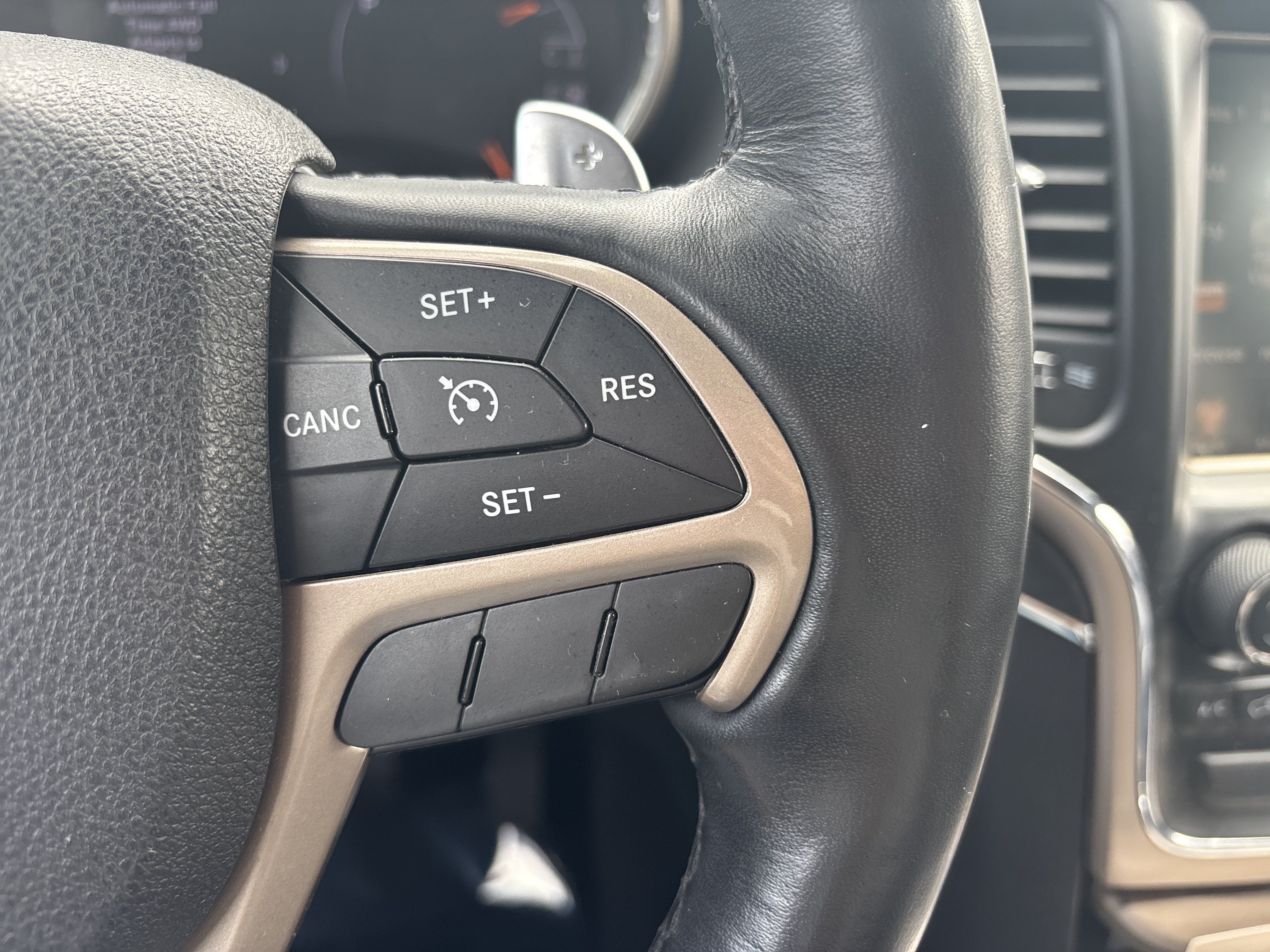 Used 2015 Jeep Grand Cherokee Limited w/ Luxury Group II AWD/4WD image 30