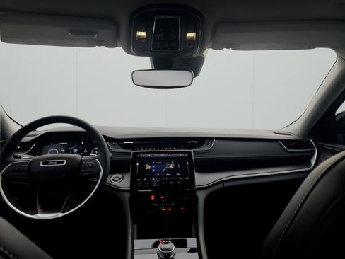 Used 2024 Jeep Grand Cherokee Limited w/ Black Appearance Package image 23