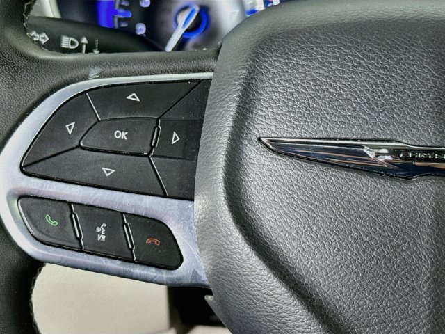 Used 2023 Chrysler Pacifica Touring-L FWD image 11