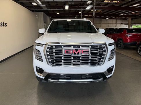 Used 2025 GMC Yukon XL Denali AWD/4WD image 9