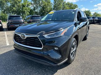 Used 2024 Toyota Highlander XLE FWD video 1