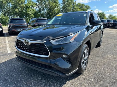Used 2024 Toyota Highlander XLE FWD image 1