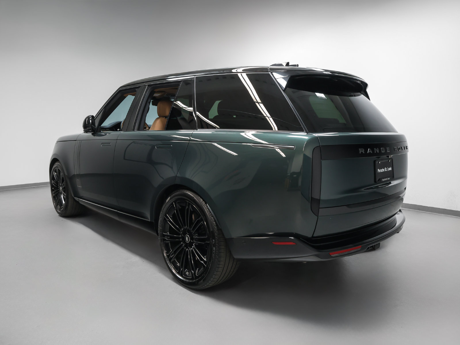 Used 2025 Land Rover Range Rover SE AWD/4WD image 3