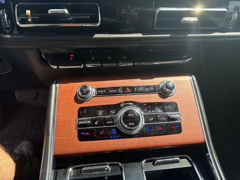 Used 2020 Lincoln Aviator Reserve w/ Equipment Group 201A image 17