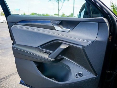 Used 2025 Volkswagen Tiguan SE w/ Panoramic Sunroof Package image 21