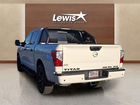 Used 2023 Nissan Titan SV w/ SV Convenience Package image 3