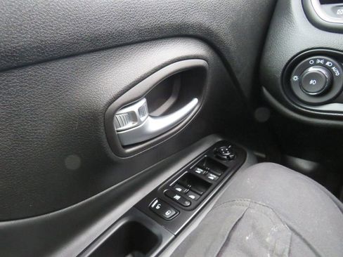 Used 2022 Jeep Renegade Latitude w/ Convenience Group image 21