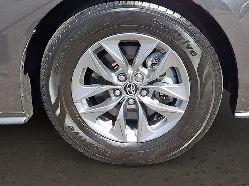 Used 2023 Toyota Sienna XLE FWD image 9