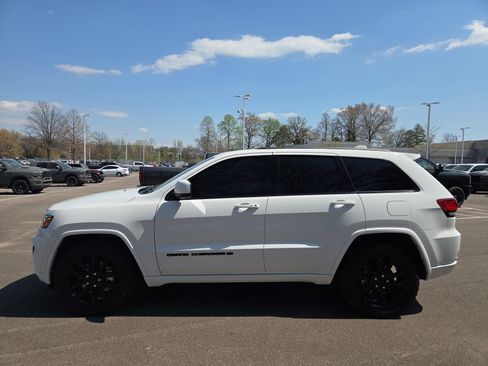 Used 2022 Jeep Grand Cherokee Laredo X image 2