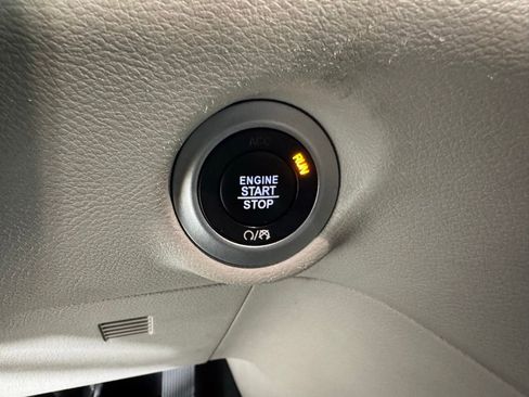 Used 2023 Chrysler Pacifica Touring-L image 17