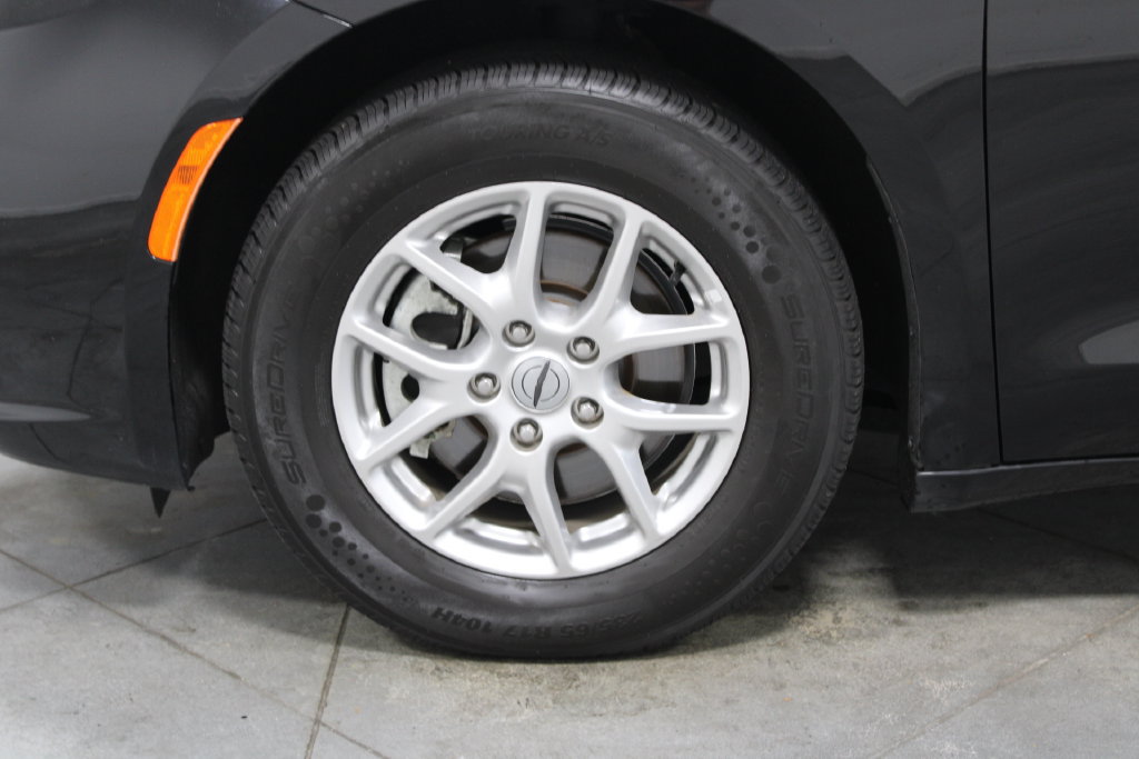 Used 2025 Chrysler Pacifica Select FWD image 18