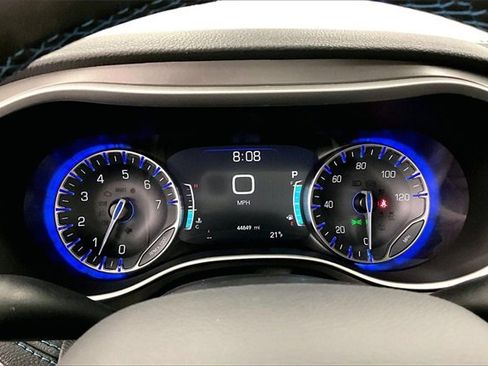 Used 2021 Chrysler Pacifica Touring-L w/ Uconnect Theater Family Group image 23