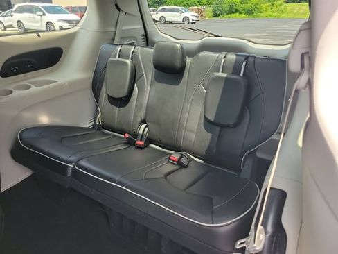 Used 2021 Chrysler Pacifica Limited AWD/4WD image 39