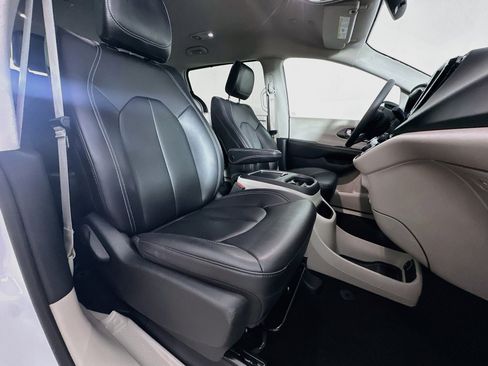 Used 2024 Chrysler Pacifica Touring-L FWD image 29