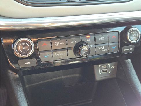 Certified 2022 Jeep Compass Limited image 31