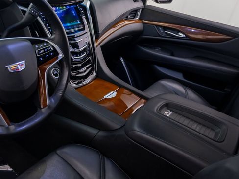 Used 2019 Cadillac Escalade Luxury AWD/4WD image 12