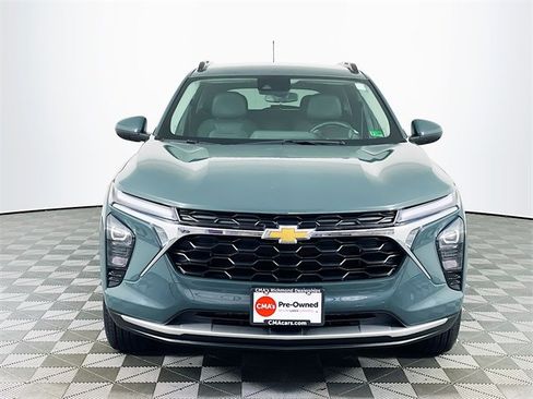 Certified 2025 Chevrolet Trax LT w/ LT Convenience Package image 2