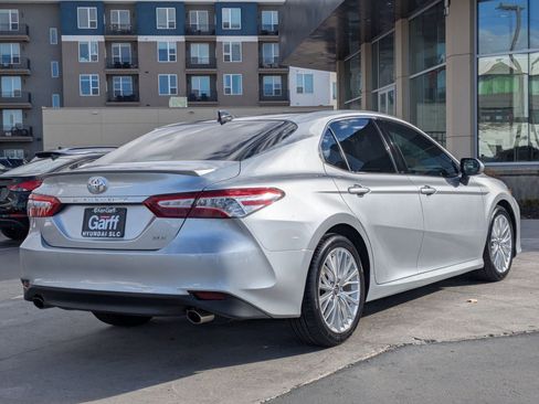 Used 2018 Toyota Camry XSE image 3