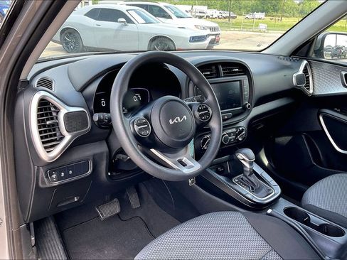 Used 2025 Kia Soul LX w/ LX Technology Package FWD image 14