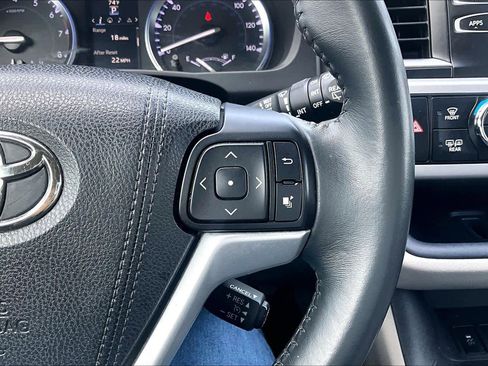 Used 2016 Toyota Highlander XLE image 24