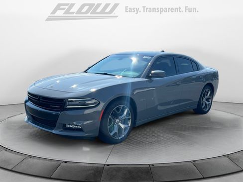 Used 2017 Dodge Charger R/T w/ Plus Group RWD image 4