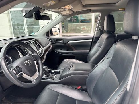 Used 2019 Toyota Highlander XLE AWD/4WD image 9