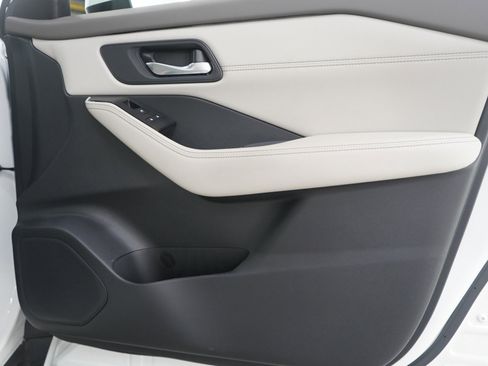 Used 2023 Nissan Rogue SV w/ SV Premium B Package image 9