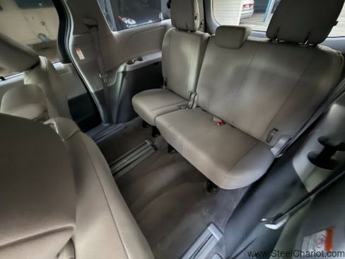 Used 2018 Toyota Sienna XLE image 13