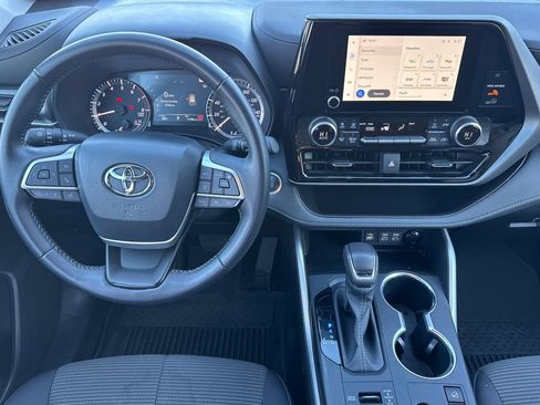 Used 2025 Toyota Highlander LE image 16