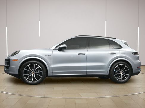 Certified 2025 Porsche Cayenne E-Hybrid AWD/4WD image 30