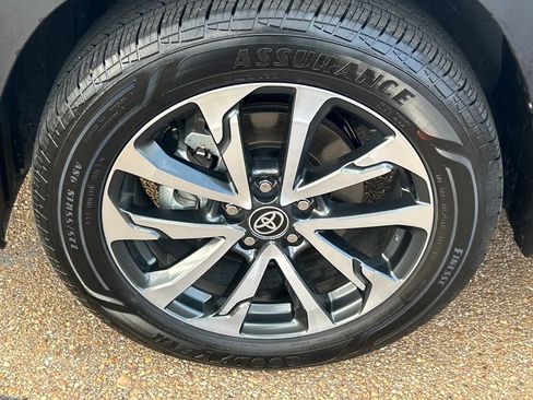 Used 2025 Toyota Corolla Cross XLE image 29