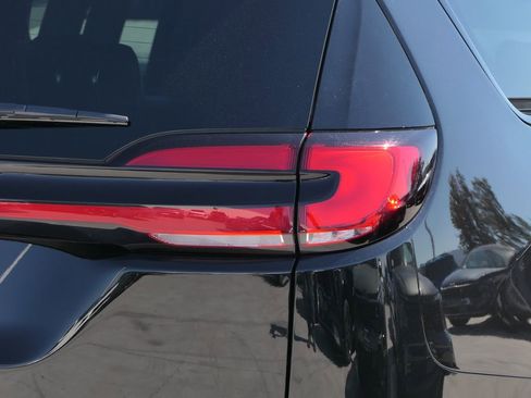 Used 2025 Chrysler Pacifica Limited FWD image 4