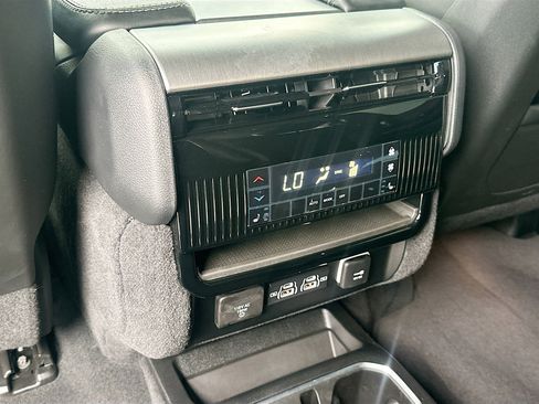 Used 2025 Jeep Wagoneer Series II image 24