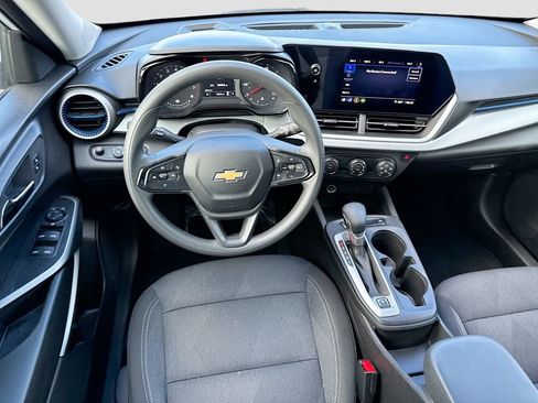 Used 2025 Chevrolet Trax LS image 19