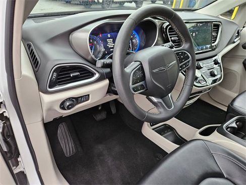 Used 2024 Chrysler Pacifica Touring-L image 18