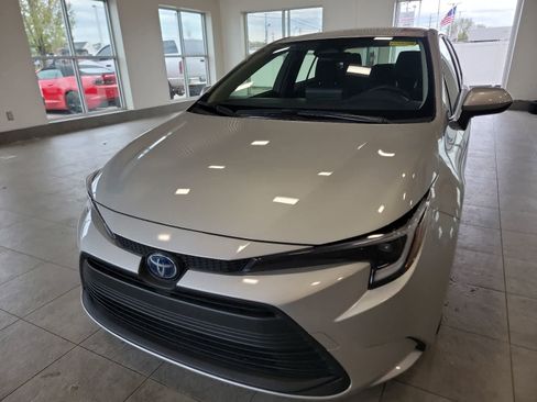 Used 2024 Toyota Corolla LE FWD image 2