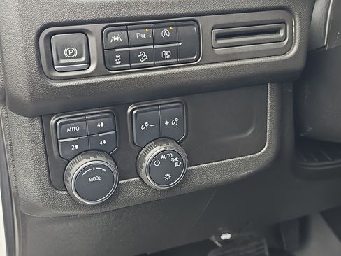 Used 2024 Chevrolet Tahoe Z71 w/ Luxury Package AWD/4WD image 27