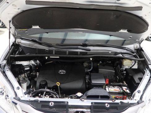 Used 2017 Toyota Sienna XLE w/ XLE Navigation Package FWD image 9