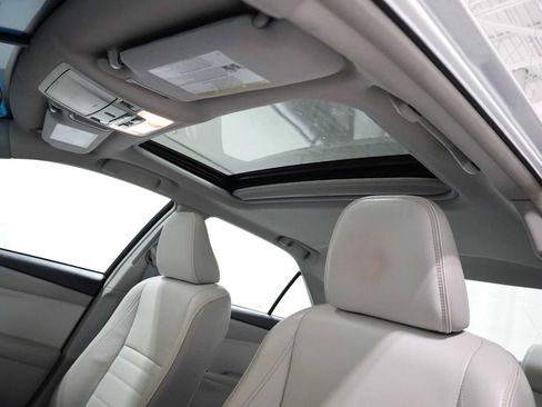 Used 2017 Toyota Camry XLE w/ Moonroof Package FWD image 19