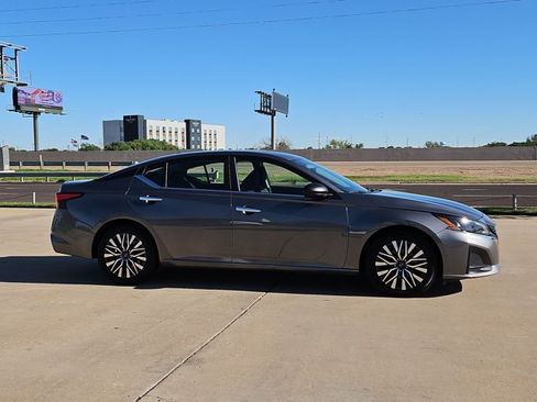 Used 2024 Nissan Altima 2.5 SV FWD image 4