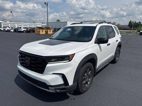 Used 2023 Honda Pilot TrailSport image 3